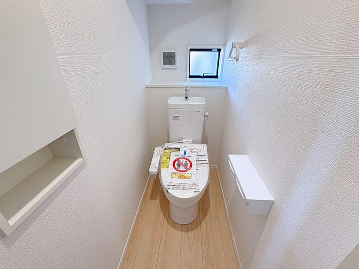 1階トイレ。2連のペーパーホルダーは一度に2ロールセットすることができるので、交換する手間を減らすことができ、棚が付いているのでケータイを置いたり、小物を飾って空間を彩ったりできます♪