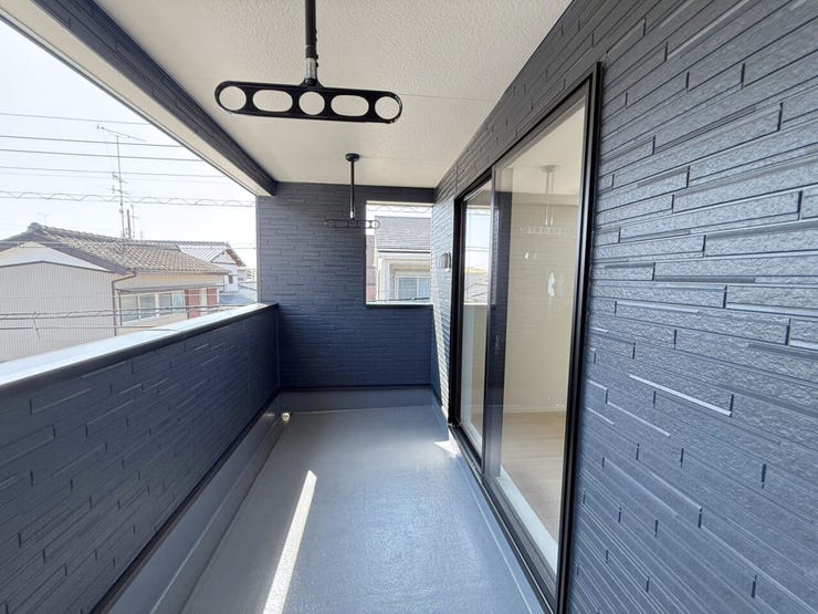 屋根付きバルコニー(南向き)は、お天気が変わりやすい時期の心配が軽減され、鳥のフンなどからもお洗濯を守ってくれます。また、陰干ししなければいけない服なども干しやすいです♪