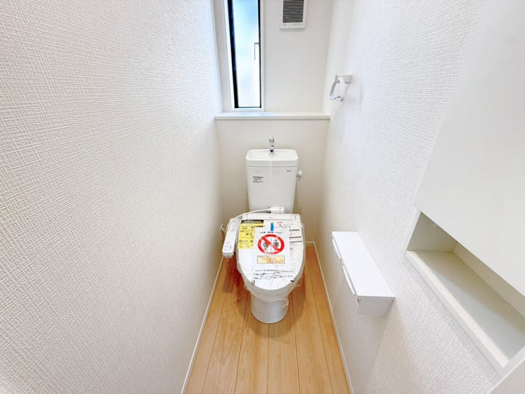 2階トイレ。シンプルな内装と清潔感のある白いトイレ。毎日のトイレタイムは落ち着ける空間がいいですよね。2階にもトイレが設置されているので、朝のトイレ渋滞がおきにくいです。