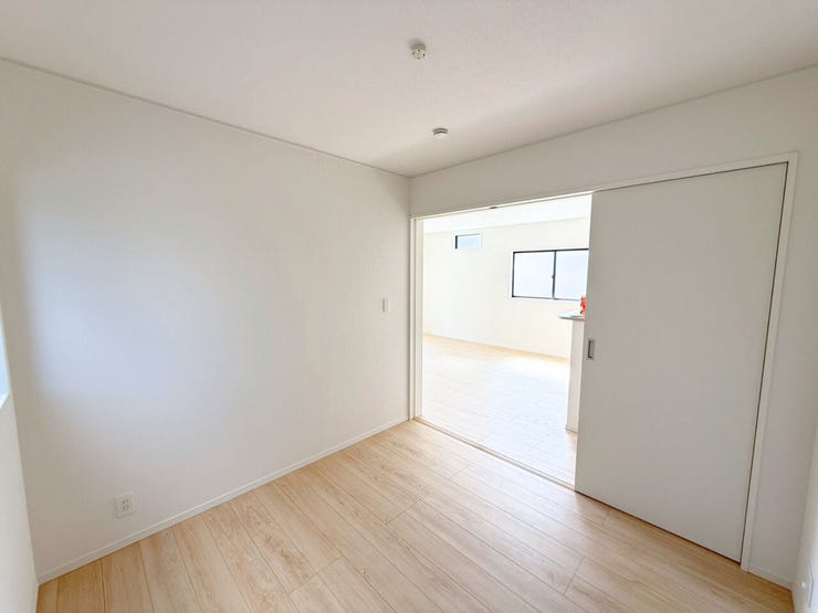 1階4.5帖洋室、別角度。このお部屋でどんな時間を過ごしたいと思いますか?ゆったり就寝するスペース、テレビを設置して映画鑑賞用スペース、トレーニング用品を置いて自分だけのジムなんてのもいいですよね♪