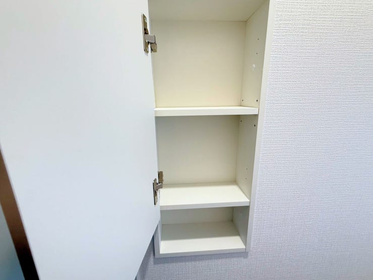トイレ内収納。トイレットペーパーやトイレ洗剤などトイレ内に置きたいけど置き場所に困るものなどをしまえて便利な収納付きです♪芳香剤のストックなども可能に♪