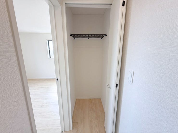 掃除用具やトイレットペーパーなどの日用品をしまえる2階の廊下収納♪居室の収納とは別に収納スペースがあることで、気兼ねなくサッとしまえてサッと取り出せます。
