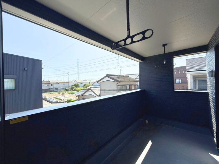 屋根付きバルコニー(南向き)は、お天気が変わりやすい時期の心配が軽減され、鳥のフンなどからもお洗濯を守ってくれます。また、陰干ししなければいけない服なども干しやすいです♪