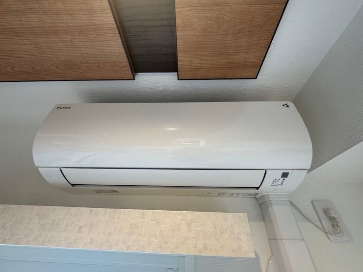 あらかじめエアコンが設置されています。南向きで日当たりの良いリビングだからこそ、夏場の冷房対策も万全。購入時の初期費用や設置の手間が省けるのも嬉しいポイントです