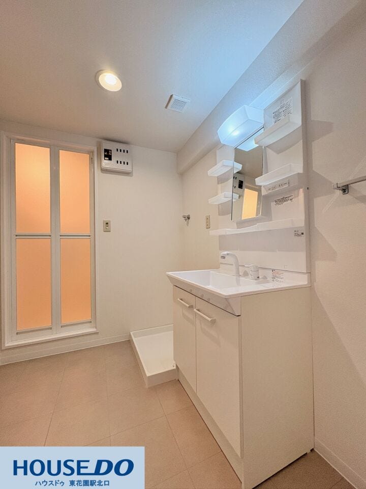 大型の鏡と充実した収納棚が使いやすい洗面化粧台☆洗濯機置き場が隣にあり、脱衣スペースとしても十分な広さを確保しています!朝の身支度や毎日の入浴準備がスムーズに行える、動線に優れた空間です☆