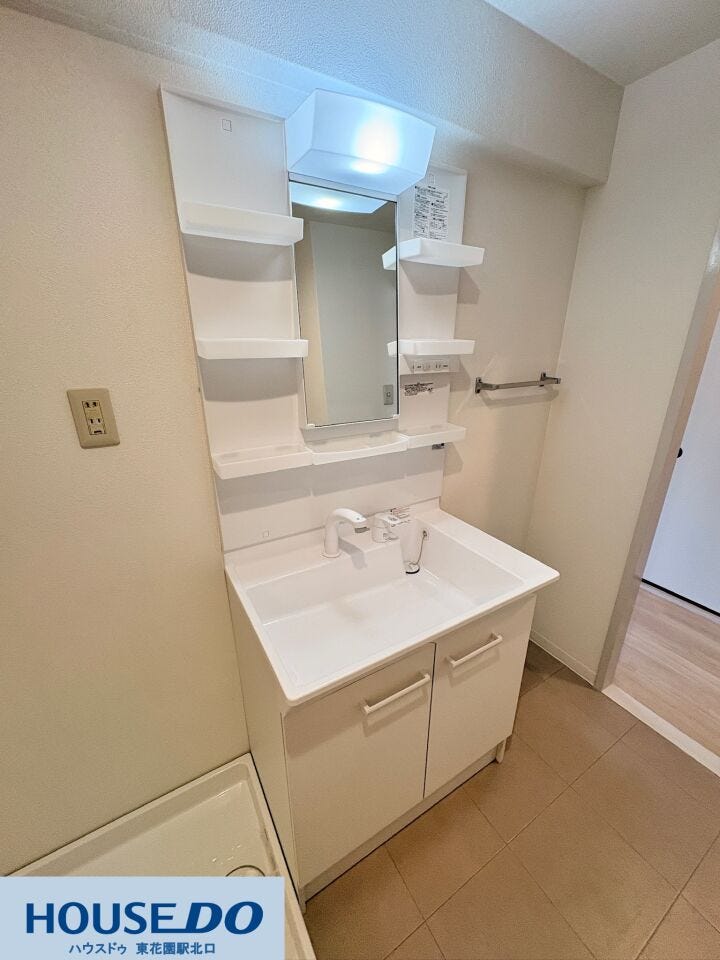 使いやすい3面風の鏡と小物を整理しやすい棚を備えた洗面化粧台☆下部には扉付きの収納スペースがあり、洗剤のストックや掃除用具を隠してすっきり保管できるため、生活感のない綺麗な空間を維持できます☆