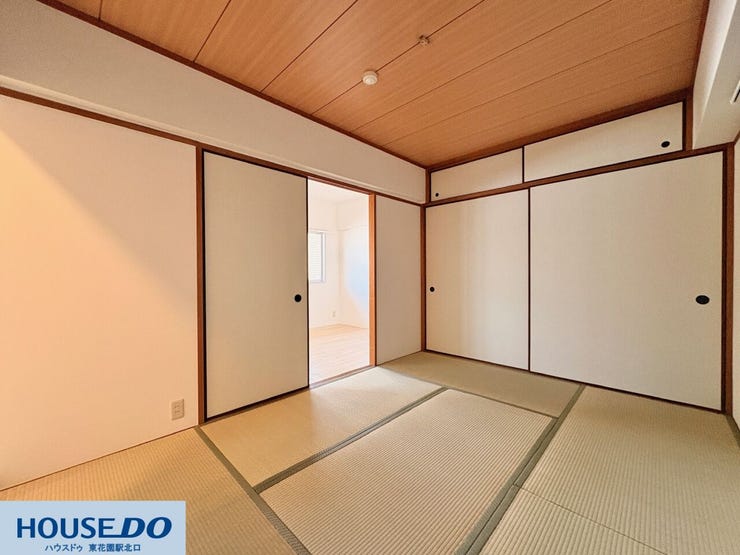 隣の洋室とスムーズに行き来できる動線が便利な和室です☆戸襖を開放すればさらに広々とした空間に!ライフステージの変化や来客時に合わせて、フレキシブルに間取りを使い分けられるのが魅力です♪