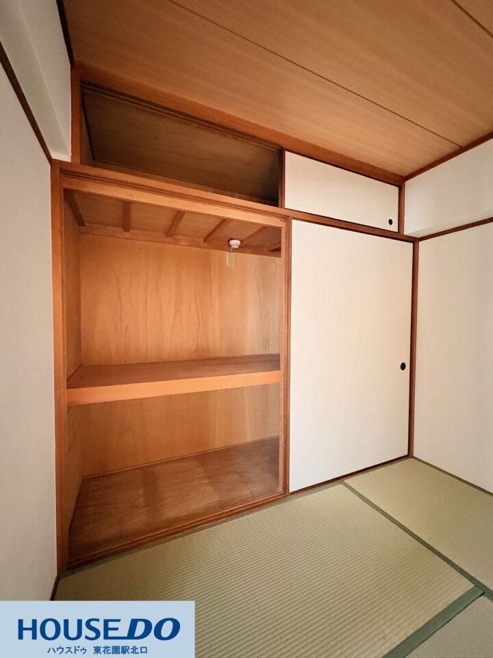 お布団や季節物の衣類がたっぷり収まる大容量の押入れです☆上下2段に分かれているため、収納ケースなどを活用した整理整頓もスムーズ!お部屋の中に余計な荷物を出さず、和室をすっきりと保てます♪