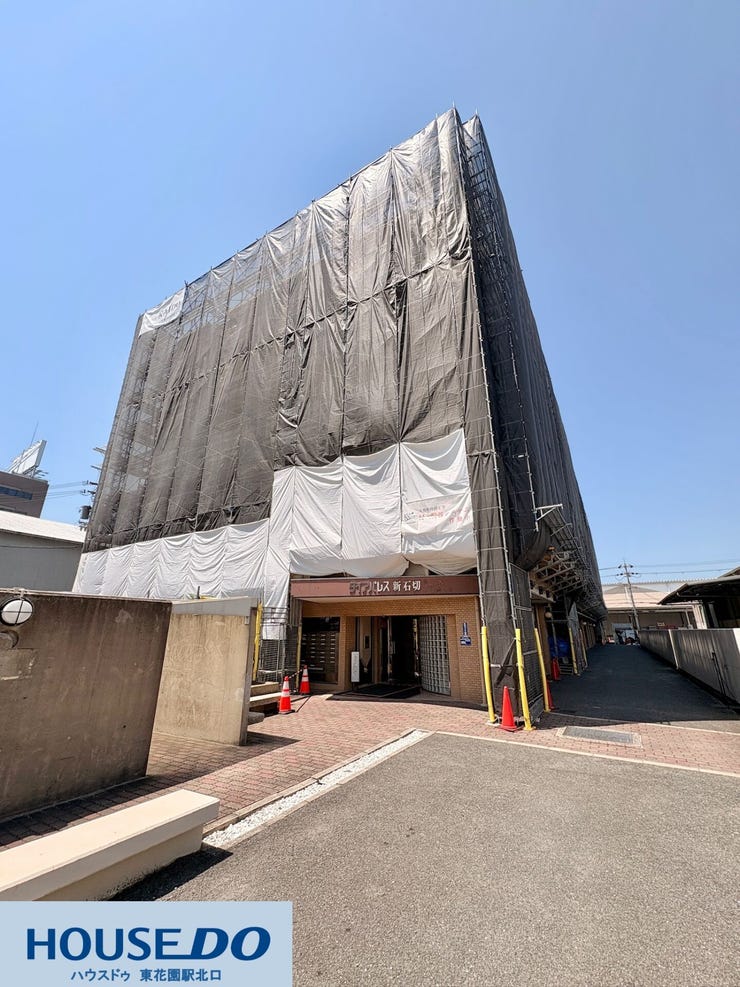 現在大規模修繕工事を実施中のマンション☆完了後は一新された綺麗な外壁に生まれ変わるため、綺麗な状態から住み始められます!足場が取れてお披露目される日が今から待ち遠しくなる、期待高まる外観です☆