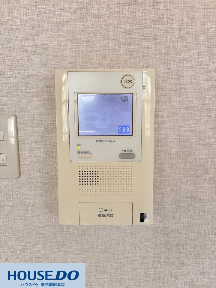 来客の顔を室内から確認できる安心のモニター付きインターホンです☆不意の訪問時にも落ち着いて対応が可能!ボタン操作もシンプルで使いやすく、日々の暮らしに安心感をプラスしてくれる機能的な設備です♪