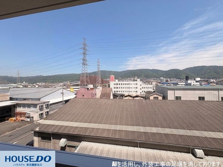 周囲に高い建物がなく、遠くの山々まで見渡せる開放的なバルコニーからの景色です☆澄んだ青空が広がり、毎日のリフレッシュにぴったり!心地よい風をダイレクトに感じながら、のびのびと過ごせます♪