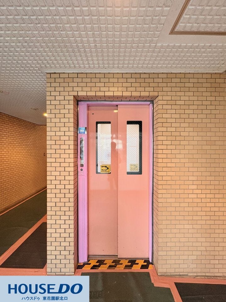 パッと目を引く可愛らしいピンク色のエレベーター☆毎日の通勤や通学、お買い物帰りの送り迎えの時間を明るくポップに彩ります!レンガ調の壁面とも相性が良く、上品で個性的な共用スペースとなっています♪