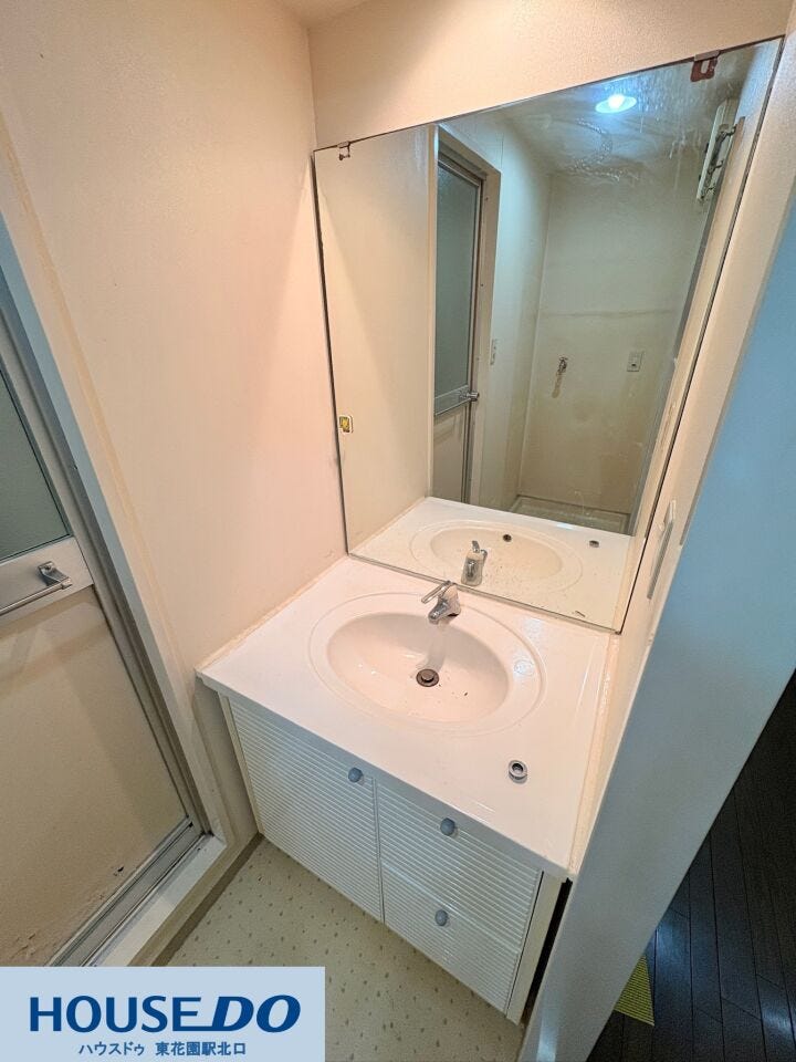 丸みを帯びた使いやすい形状の洗面ボウルです!周囲のカウンターには一時的に小物を置くスペースがあり、メイクやヘアケアの際も便利。シングルレバー水栓なので、片手で楽に吐水・止水ができます♪