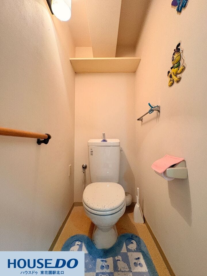 手すりが設置されており、どなたでも安心して立ち座りができるトイレです!温かみのある照明が落ち着く空間を演出。上部にはトイレットペーパーのストックなどをすっきり収納できる棚が備わっています☆