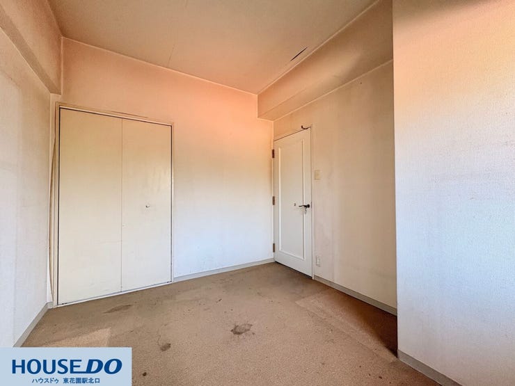 和室から洋室への動線がスムーズで、部屋ごとの移動がしやすい間取り設計です!壁面には扉付きの収納スペースが用意されており、お部屋全体をすっきりと見せて広々とした空間を維持できます☆