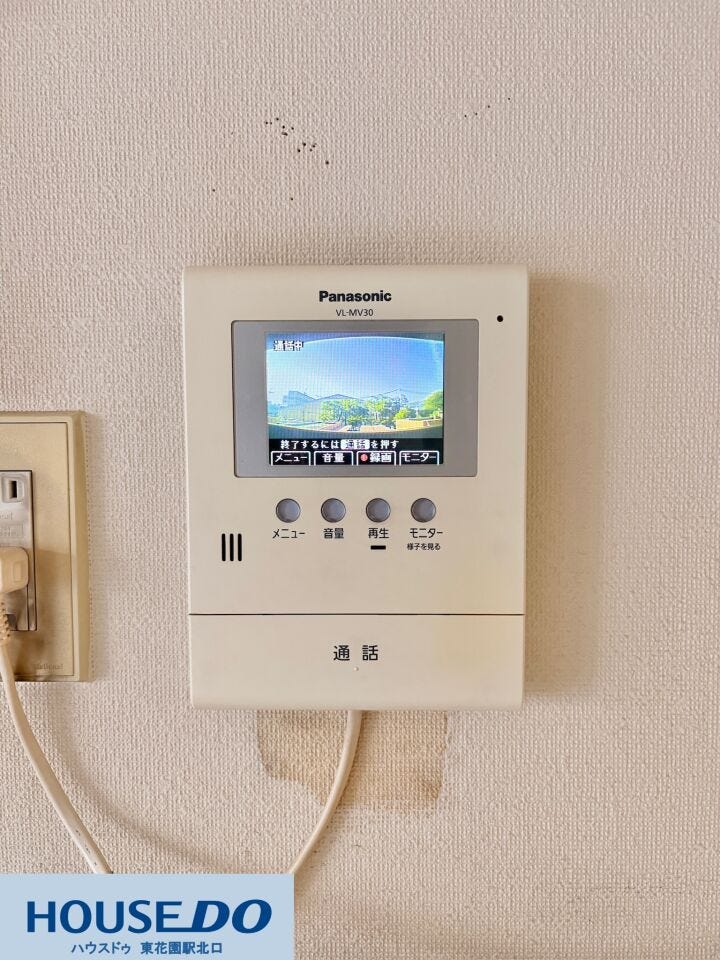 来客の顔を室内からしっかり確認できるパナソニック製のモニター付きインターホンです!お子様の留守番時や夜間の突然の訪問でも、相手を確認してから応対できるため毎日の安心感が違います☆