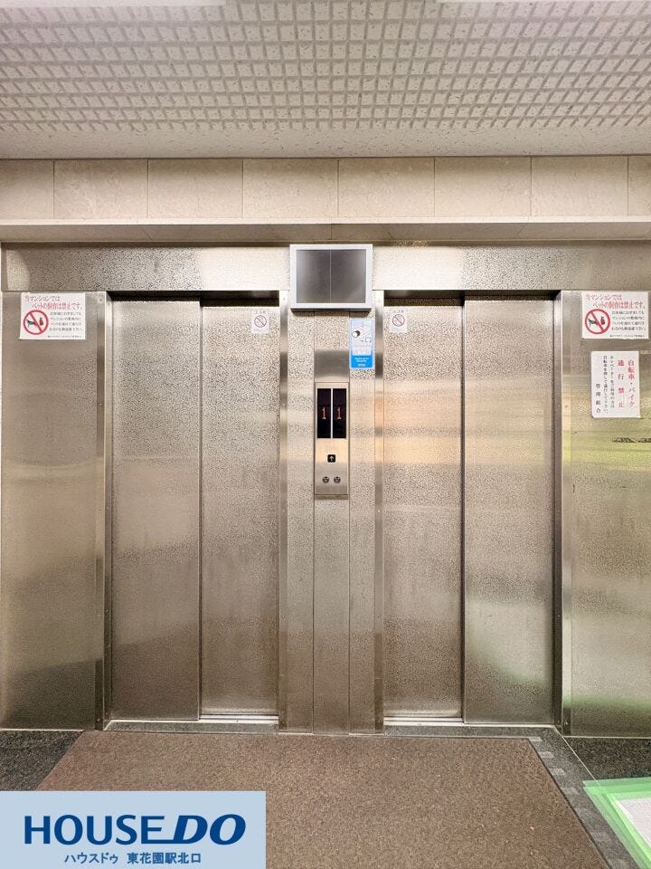 ステンレス仕様のすっきりとした、清潔感のあるエレベーターです!防犯カメラやモニターが設置されており、日々の移動もスムーズ。小さなお子様連れや荷物の多い日でも安心して上り下りができます♪