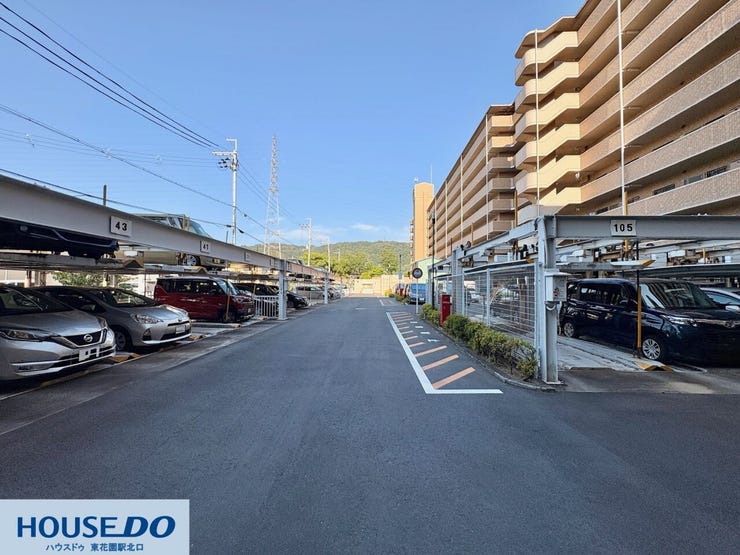 敷地内には、お出かけ時にサッと車を出し入れしやすい自走式の立体駐車場を完備しています!前面道路や白線内のスペースも広く確保されており、週末のまとめ買いやドライブの際もスムーズに駐車可能です☆