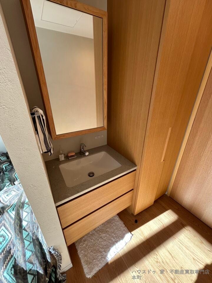 洋室にも洗面台がございます。