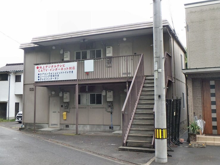 【外観】
外観を北西側より撮影(雨天時)