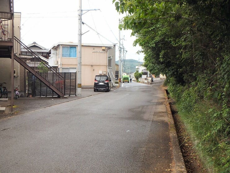 北東側道路(雨天時)