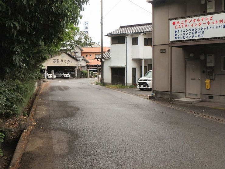 北東側道路(雨天時)