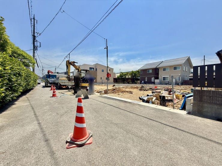 ◇前面道路◇
過ごす時間と共に刻々と表情を変えていく住まい、季節によってさまざまな表情を見せてくれるわが家は、時を重ね思いを紡ぐ場所です。ご家族の一家団欒を心ゆくまでお楽しみください。