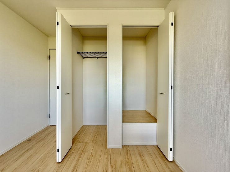 ◇クローゼット◇
クローゼットには網棚を設置。大切なお洋服は傷まないよう、そのままかけて収納。お出かけの小物も枕棚ですっきり片付きます。