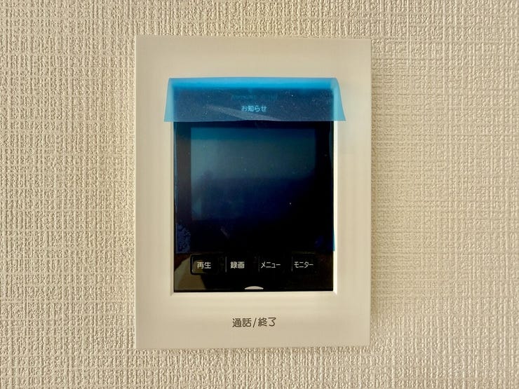 ◇TVモニター付インターホン◇
TVモニターで訪問者を確認してから会話することができますので、安心して対応していただけます。また、姿を見られたくない空き巣や不審者が嫌がるため防犯効果も高まります。