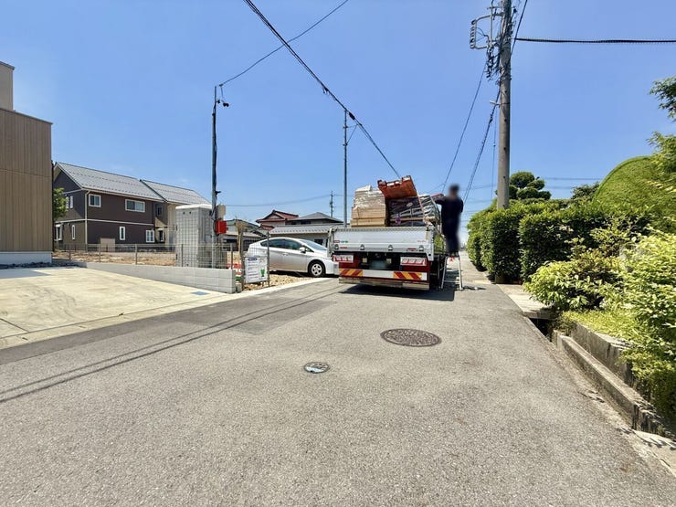◇前面道路◇
道路幅はゆとりある約6.0m。車2台が安心してすれ違うことのできる幅です。事故率や歩行者の安全性、騒音などを考えると程よい幅なのではないでしょうか。