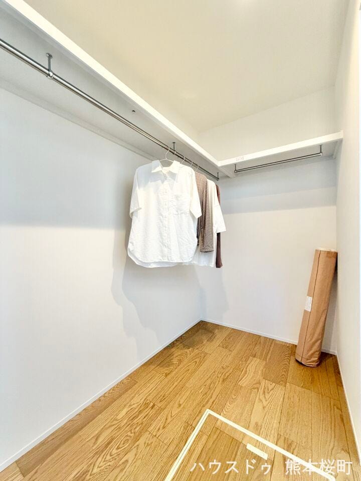 ■2階6.35帖洋室WIC■衣類から小物まで一ヶ所に集約。整理整頓がしやすく、毎日のコーディネートが楽しくなるゆとりの収納です。