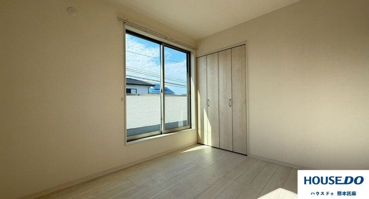 木目調の建具の収納が、居室をより柔らかい雰囲気にしてくれます♪