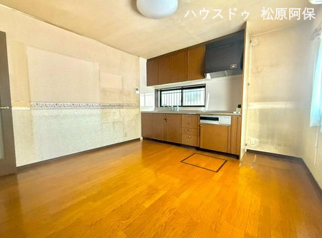 家族が集う約10.0帖のLDK空間
ナチュラルな色合いのフローリングが明るい空間を演出。
隣接する和室の扉を開放すれば、より広々とした一体感のあるリビングとしてお使いいただけます。