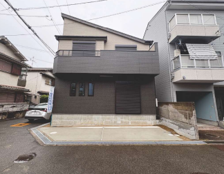 【外観】
駐車しやすくすっきりとした限定1区画
敷地内には大切なマイカーを駐車できるスペースをしっかり確保。
前面道路は幅員約4.0mあり、見通しも良くお出かけ時の車の出し入れもスムーズに行えます。
