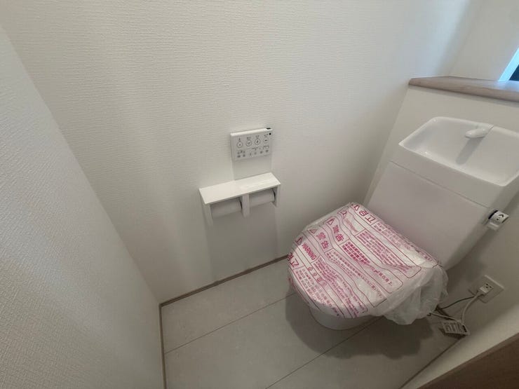 白を基調としたシンプルで清潔感あふれる空間に、手洗い一体型の温水洗浄便座付きトイレを完備。※同施工会社一例