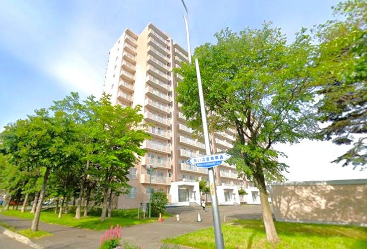 【外観】
専有面積121㎡超のゆとりある4LDK。南向きで陽当たり良好なLDKは約22.6帖の開放空間。ウォークインクローゼット3か所+ファミリークローク付きで収納力も充実した、新規リノベーション物件です!
