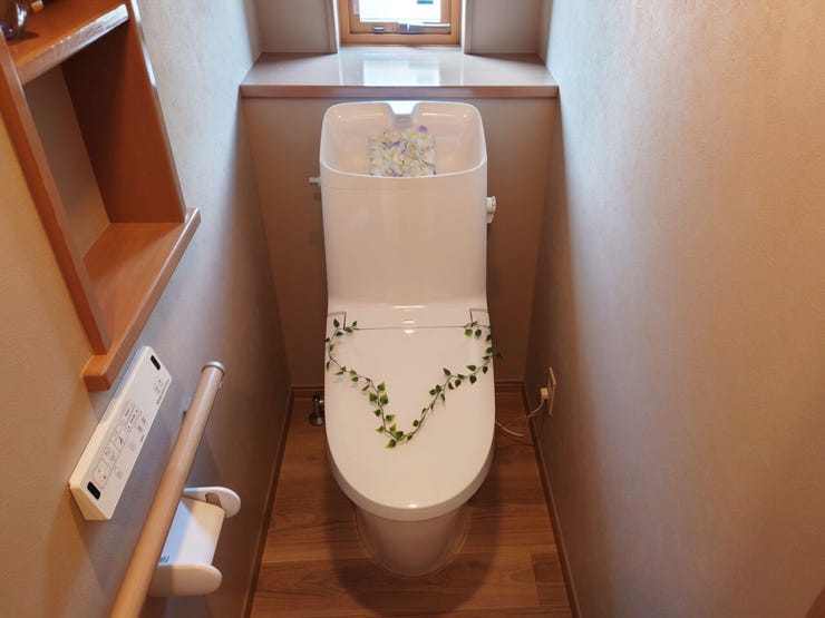 室内(2026年8月)撮影
◎本日案内可能◎
トイレは棚や手すりも完備され、日々の使いやすさに配慮されています。