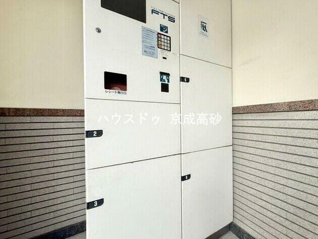 共用部分の宅配ボックスです。留守中の荷物受け取りもできるので、安心して外出ができますね。