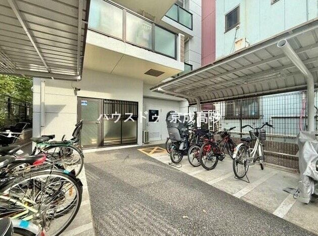 きちんと整備された駐輪場。住む方の心遣いが感じられます。空き状況は、お気軽にお問合せください。