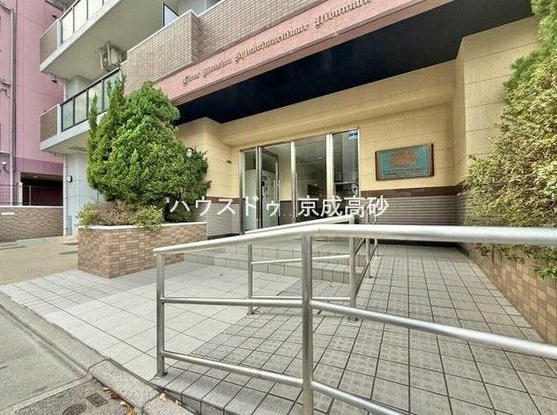 外と内をつなぐエントランスは管理が行き届き、居住者を優しく迎え入れてくれます。