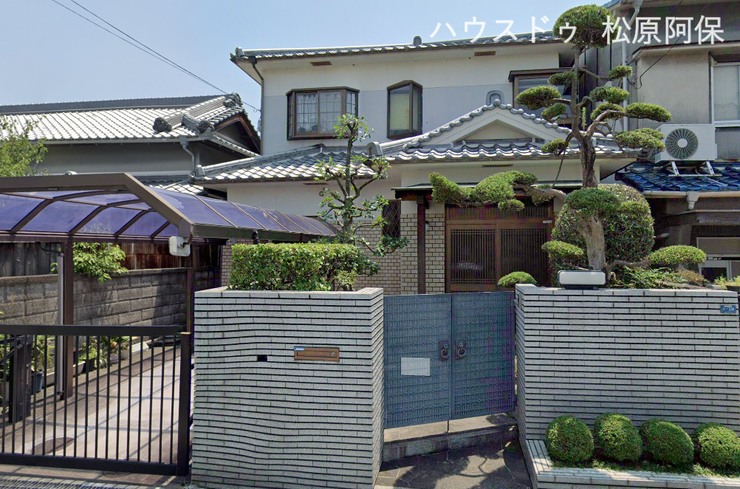 【外観】
風格漂う重厚な佇まいの玄関アプローチ
和の趣を大切にした伝統的なデザインが、訪れる人を温かく迎え入れます。
広々とした玄関ポーチは、大型和風邸宅ならではの圧倒的な存在感と気品を放ちます。