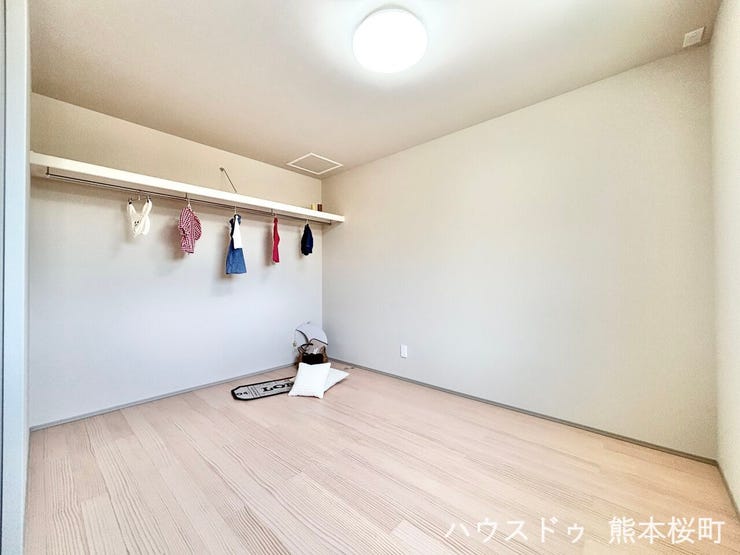 ■2階4.5帖洋室①■寝室、書斎、趣味の部屋。家族の成長やライフスタイルに合わせ、様々な使い方ができる快適な空間です。