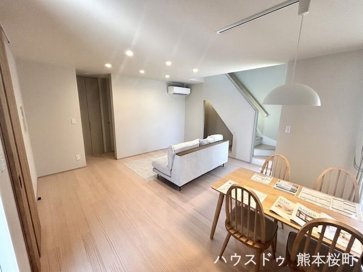 ■安らぎと笑顔の中心地■陽光が優しく降り注ぎ、会話が自然と弾む。ここでは、毎日が特別な時間へと変わります。
