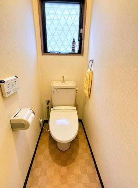 窓付きで換気がスムーズな清潔感のあるトイレ
小窓から自然光が入り、明るく衛生的で、効率よく換気が行えるのも嬉しいポイントです。