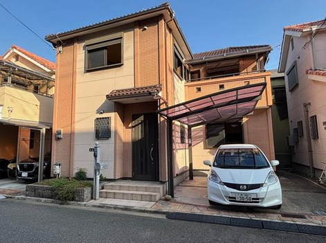 【外観】
前道幅員約6.7mで開放感のある平成18年築戸建
すっきりとした外観デザインが魅力の、土地30坪超を活かした2階建て住宅です。