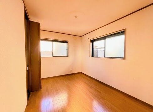 2階にある2面採光で明るい6帖の洋室
すべての居室が6帖以上のゆとりある広さになっており、ベッドやデスクも無理なく配置できます。