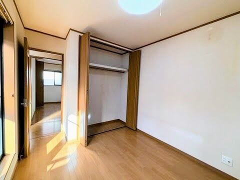 お洋服や小物をすっきり片付けられるクローゼット
居室を広々と使うために欠かせない、便利な収納スペースがしっかり完備されています。