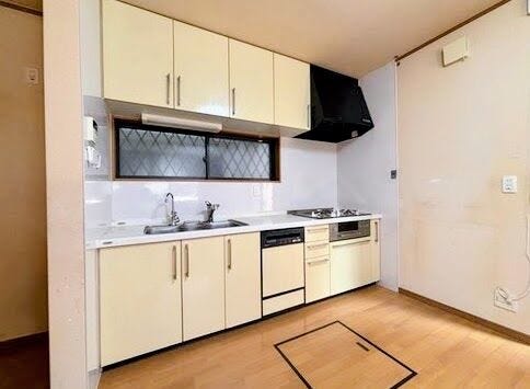 空間を広々と使える壁付けタイプのキッチン
上下に豊富な収納棚を備えており、調理器具や食器類、ストック食材もすっきりと片付きます。