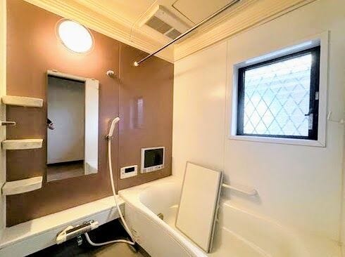窓付きで換気スムーズな清潔感のあるバスルーム
1日の疲れを心地よく癒やせる落ち着いた雰囲気の浴室です。
小窓がついているため、使用後も効率よく湿気を逃がすことができ、カビの発生を抑えられます。
