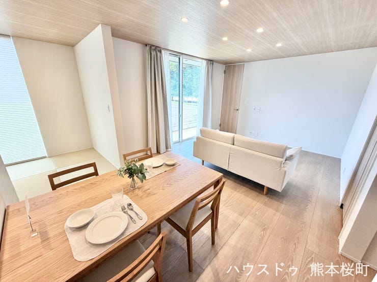 ■安らぎと笑顔の中心地■陽光が優しく降り注ぎ、会話が自然と弾む。ここでは、毎日が特別な時間へと変わります。